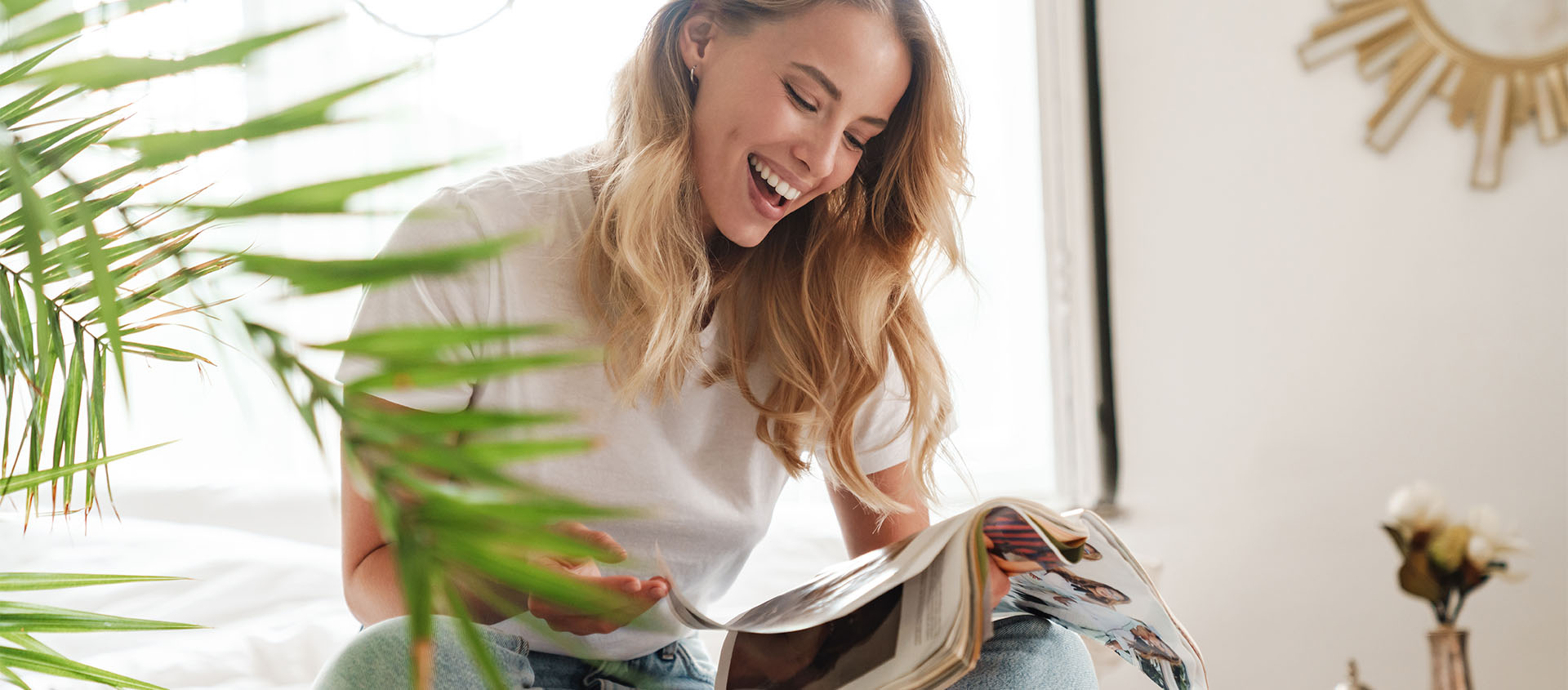 Frau mit Print-Produk, Magazin